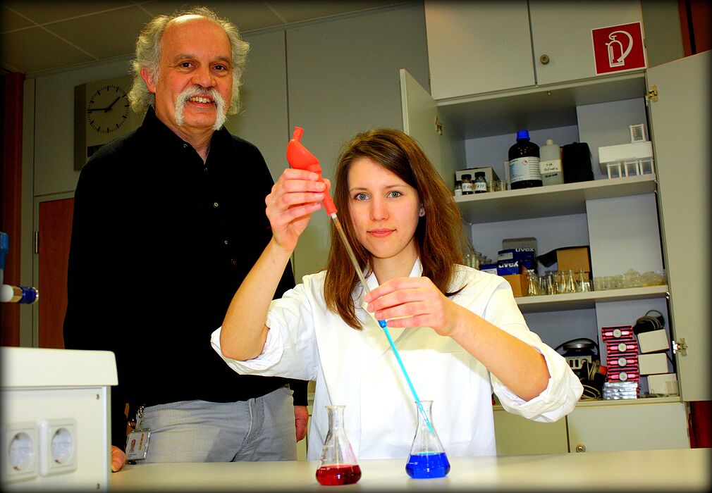 Foto (Universität Paderborn, Patrick Kleibold): Dr. Hubert Stenner unterstützte Josepha Rörig bei ihrer Facharbeit für die Chemie.