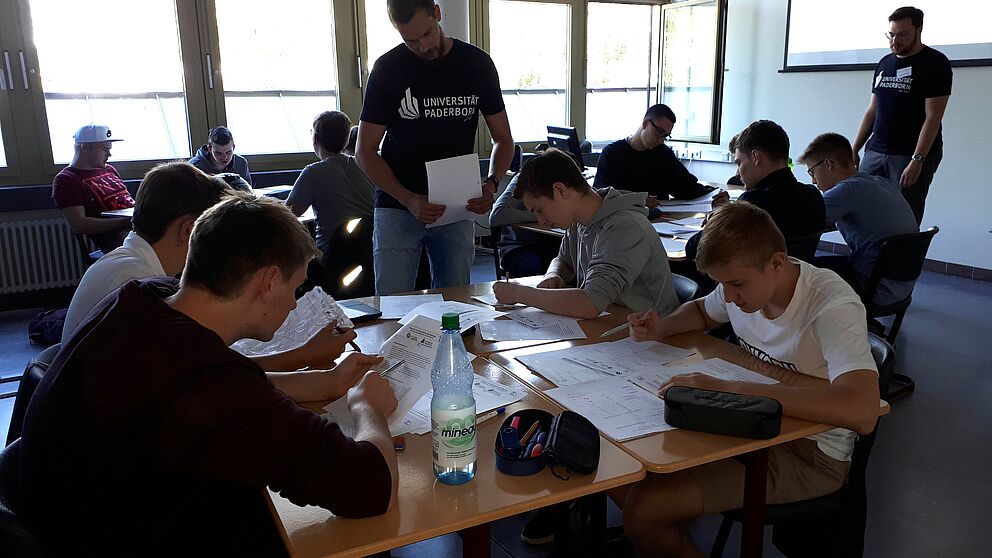 Foto (Katrin Temmen): Gruppenarbeitsphase in der von den Studierenden vorbereiteten Unterrichtsstunde in der 11. Klasse des Ingenieurwissenschaftlichen Gymnasiums des Richard-von-Weizsäcker Berufskollegs