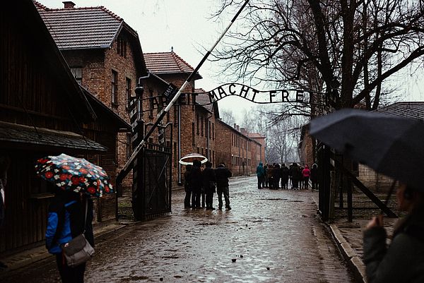 Eingangstor zum Stammlager I in Auschwitz, Foto: Simon Tubbesing