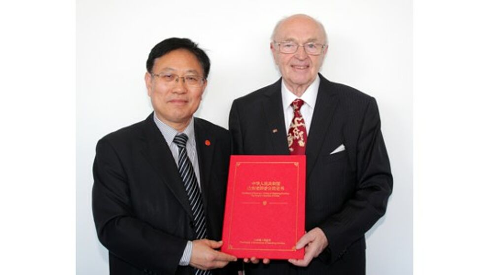 Foto (Universität Paderborn, Nina Reckendorf): Prof. Dr.-Ing. Dr. h.c. mult. Manfred H. Pahl, Emeritus an der Fakultät für Maschinenbau, wurde die Ehrenbürgerschaft der Provinz Shandong verliehen.