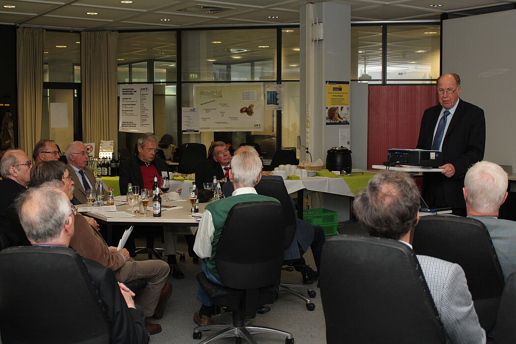 Foto ((Julia Pieper, Alumni Paderborn e. V.): Der Vortrag von Prof. Dr. Dr. Hartmut Steinecke über Jenny Aloni.