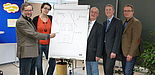 Foto (Silvia Sporkmann): Die Projektbeteiligten (von links): Prof. Dr. Michael Hofmann, Institutsleiter des Instituts für Germanistik und Vergleichende Literaturwissenschaft, Claudia Decker, Projektleiterin im Zentrum für Bildungsforschung und Lehrerbil