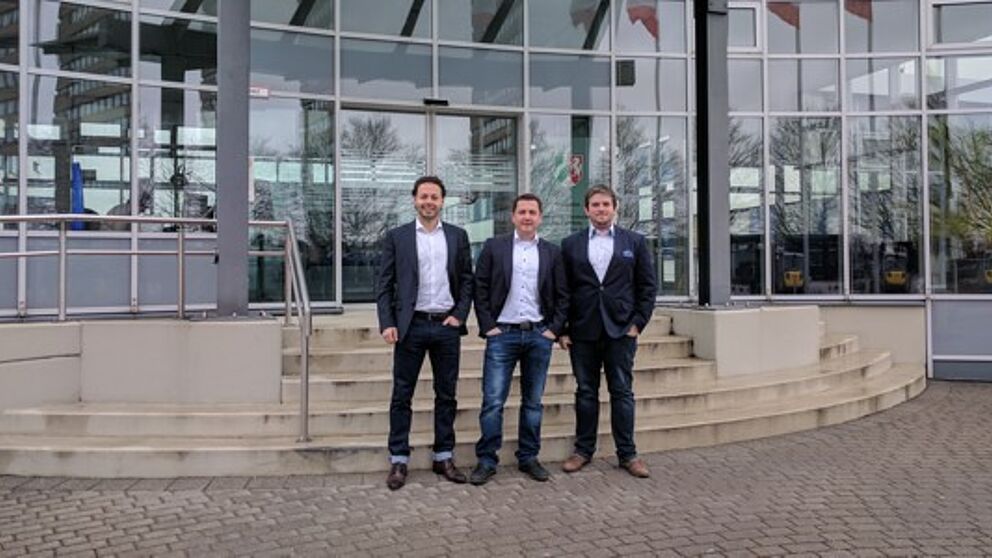 Foto (Universität Paderborn), von links: Mark Piper, Alexander Olenberg und Alexander Zibart freuen sich über eine Förderung im Rahmen des Wettbewerbs „START-UP-Hochschul-Ausgründungen“.