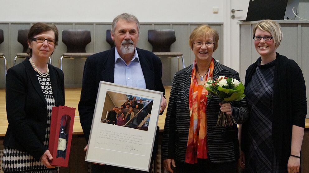 Foto (Daniel Baumann): Prof. Dr. Rita Burrichter, Uje Fenger, Brigitte Mertens und Anna Nickel im Auditorium maximum der Theologischen Fakultät Paderborn.
