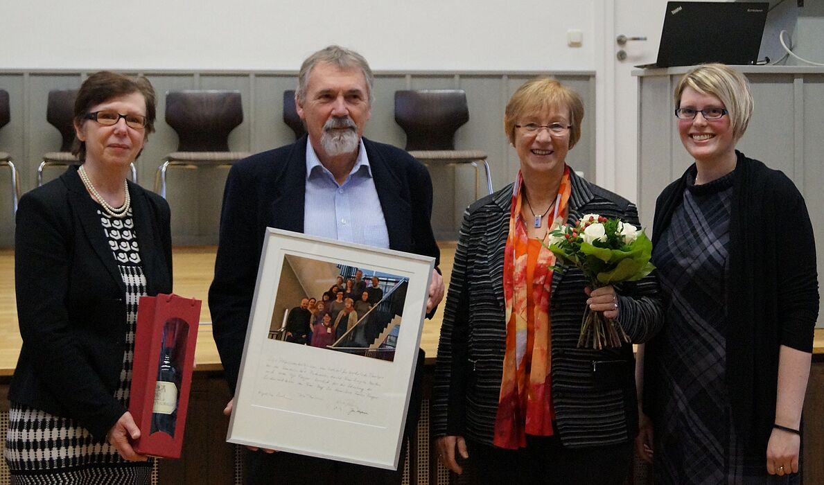 Foto (Daniel Baumann): Prof. Dr. Rita Burrichter, Uje Fenger, Brigitte Mertens und Anna Nickel im Auditorium maximum der Theologischen Fakultät Paderborn.