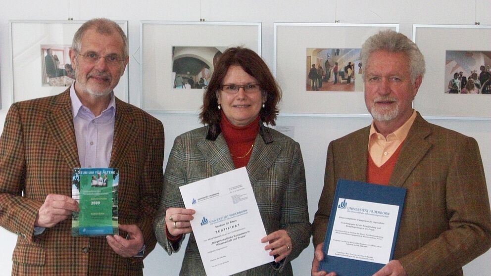 Foto (Gisela Meier, Universität Paderborn): V. li.: Prof. Dr. Peter Schneider, Vizepräsidentin Prof. Dr. Dorothee Meister und Dipl. Betriebswirt Alfred Sabelleck.