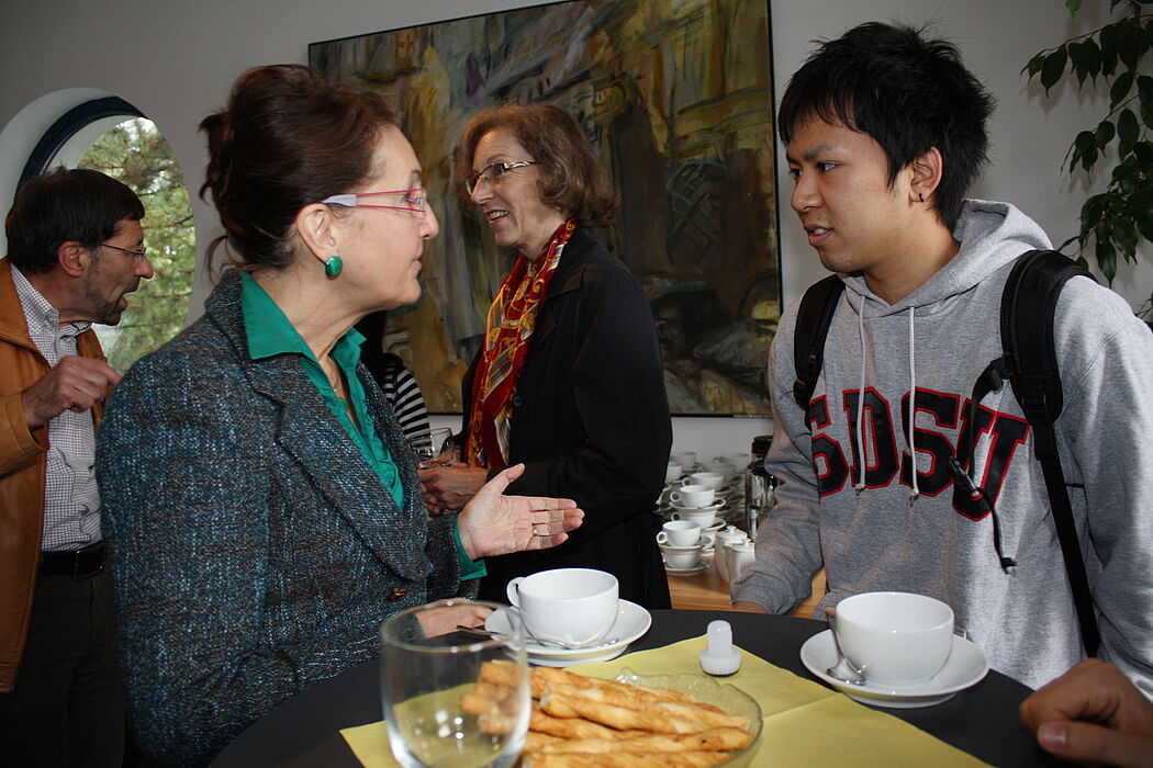 Dr. Ursula Toyka-Fuong vom DAAD tauscht sich mit den japanischen Studierenden aus.