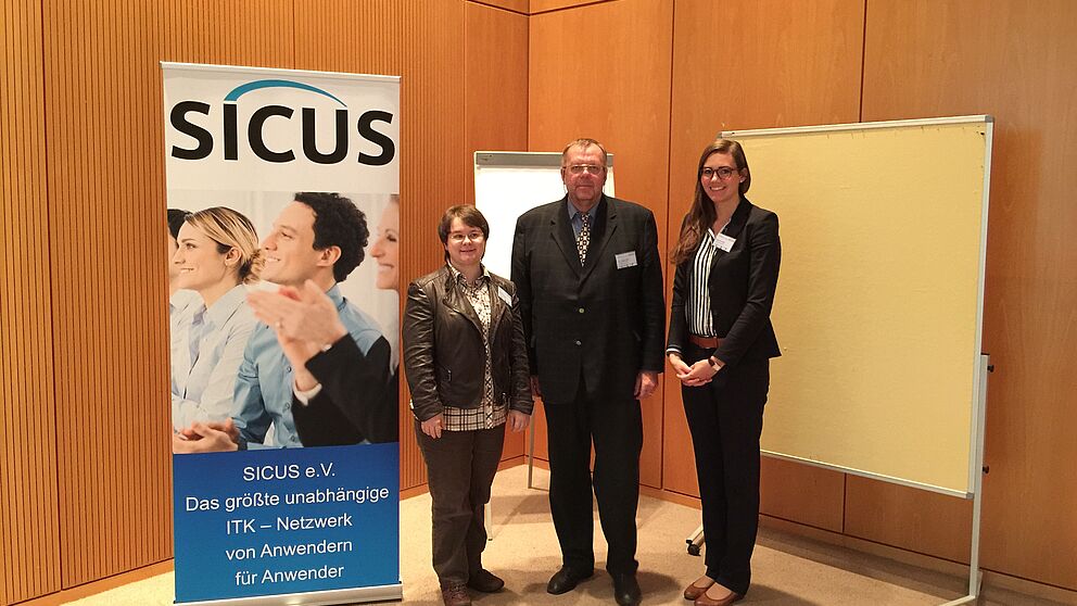 Foto (Klaus Rosenthal) von links nach rechts: Jun.-Prof. Dr. Michaela Geierhos, Prof. Dr. Dr. h.c. mult. Klaus Rosenthal und Friederike Röper von der wirtschaftswissenschaftlichen Fakultät der Universität Paderborn auf der Herbsttagung des SICUS e.V.