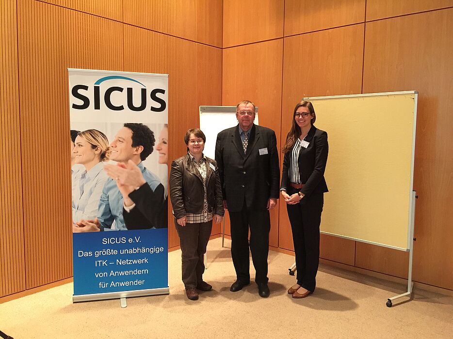 Foto (Klaus Rosenthal) von links nach rechts: Jun.-Prof. Dr. Michaela Geierhos, Prof. Dr. Dr. h.c. mult. Klaus Rosenthal und Friederike Röper von der wirtschaftswissenschaftlichen Fakultät der Universität Paderborn auf der Herbsttagung des SICUS e.V.