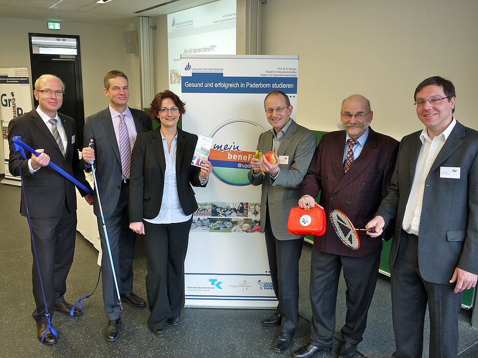 Foto (Heike Probst): Ein dynamisches Team hat sich die Gesundheitsförderung Studierender auf die Fahnen geschrieben (v. l. n. r.): Karl-Julius Sänger, Thomas Holm (beide Techniker Krankenkasse), Sandra Bischof (Gesunde Hochschule), Prof. Dr. Niclas Scha