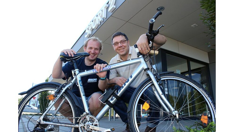 Foto (Universität Paderborn, Heiko Appelbaum): Dennis Fergland (links) und Uli Kussin von der Universität Paderborn sind stolz darauf, jetzt die Deutsche Hochschulmeisterschaft Mountainbike ausrichten zu dürfen.