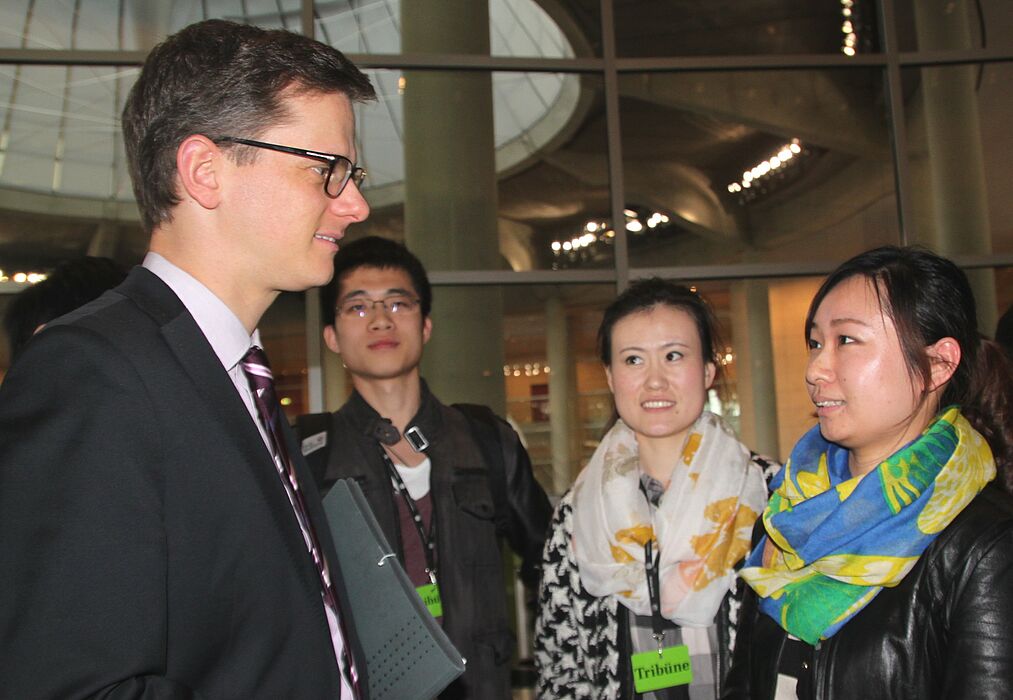 Foto (Karina Rohlfing): Dr. Carsten Linnemann im Gespräch mit chinesischen Studierenden des Maschinenbaus an der Universität Paderborn.