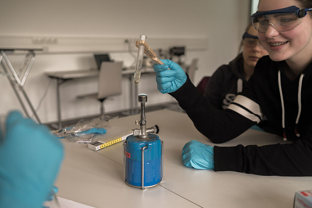 Foto (Universität Paderborn): Experimentieren an der Frühlings-Uni 2017.