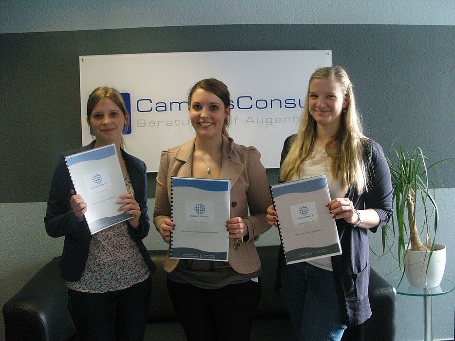 Abbildung: Freuen sich über den Abschluss des Pro Bono Projekts: (v. l.) Projektleiterin Lisa Scheibner (Campus Consult), Sarah Forstinger (2. Vorsitzende Elizabeth Green) und Astrid Flemming (Campus Consult).