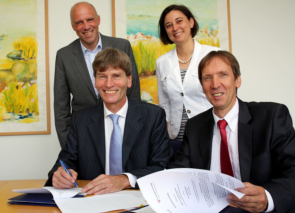 Foto (Universität Paderborn, Patrick Kleibold): Prof. Dr. Nikolaus Risch (vorn links) und Rüdiger Matisz, die den Kooperationsvertrag unterzeichnen; Raymund Koch und Dr. Yvonne Salman freuen sich mit ihnen.