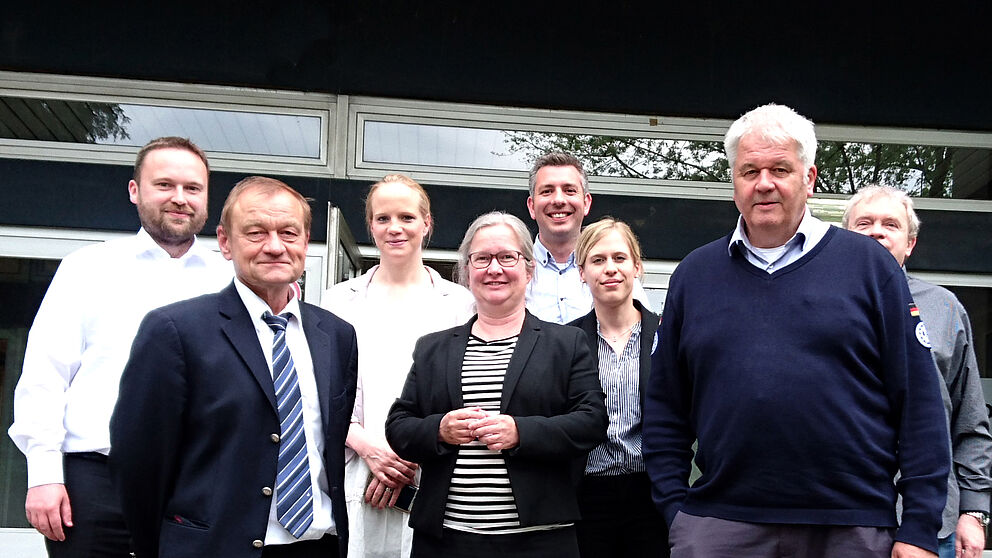 Foto (Universität Paderborn): Albrecht Broemme (v. r.) besucht die Universität Paderborn.