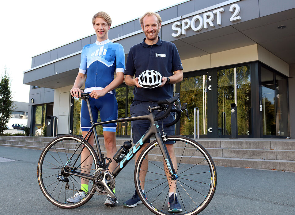 Foto (Heiko Appelbaum): Sebastian Mailänder (links) und Dennis Fergland von der Universität Paderborn sind in die Organisation der Deutschen Rennrad-Hochschulmeisterschaften eingebunden.