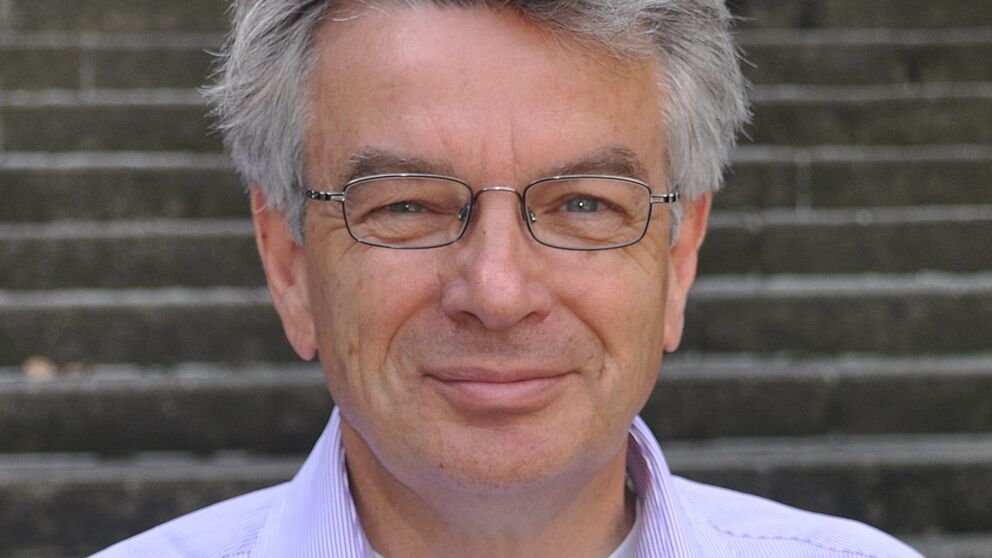Foto (Universität Paderborn, Mark Heinemann): Pensionär: Prof. Dr. Norbert Köckler wird nach über dreißigjähriger Tätigkeit an der Universität Paderborn am 19. April in den Ruhestand verabschiedet.