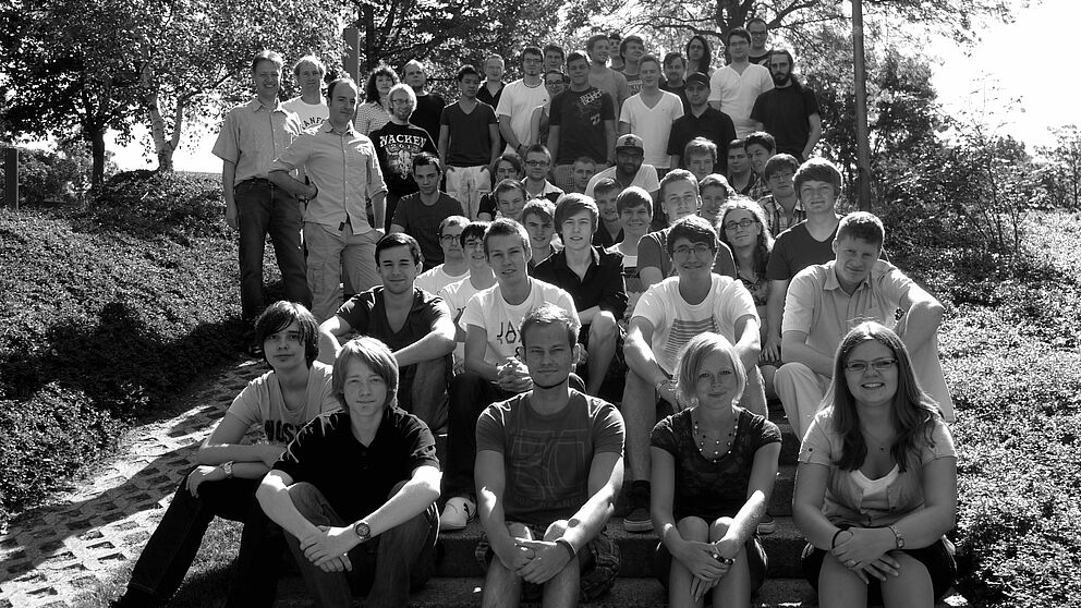 Foto (Universität Paderborn, Heike Probst): Über 50 Studierende und ihre Dozenten starteten an der Universität Paderborn in die Sommerakademie Physik.