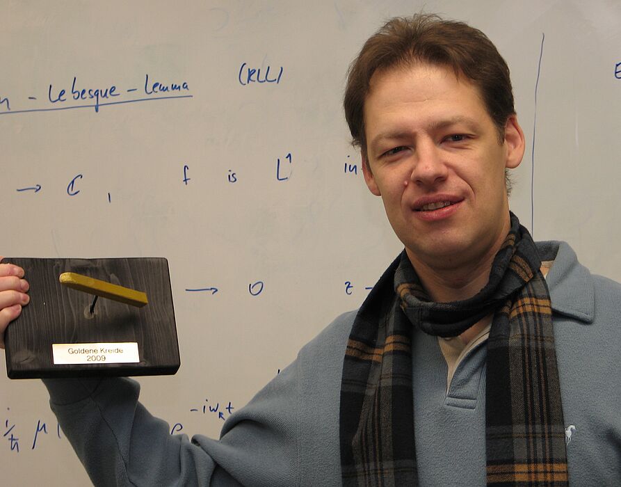 Foto (Universität Paderborn): Dr. Uwe Gerstmann aus der Theoretischen Physik ist erster Preisträger der „Goldenen Kreide“.