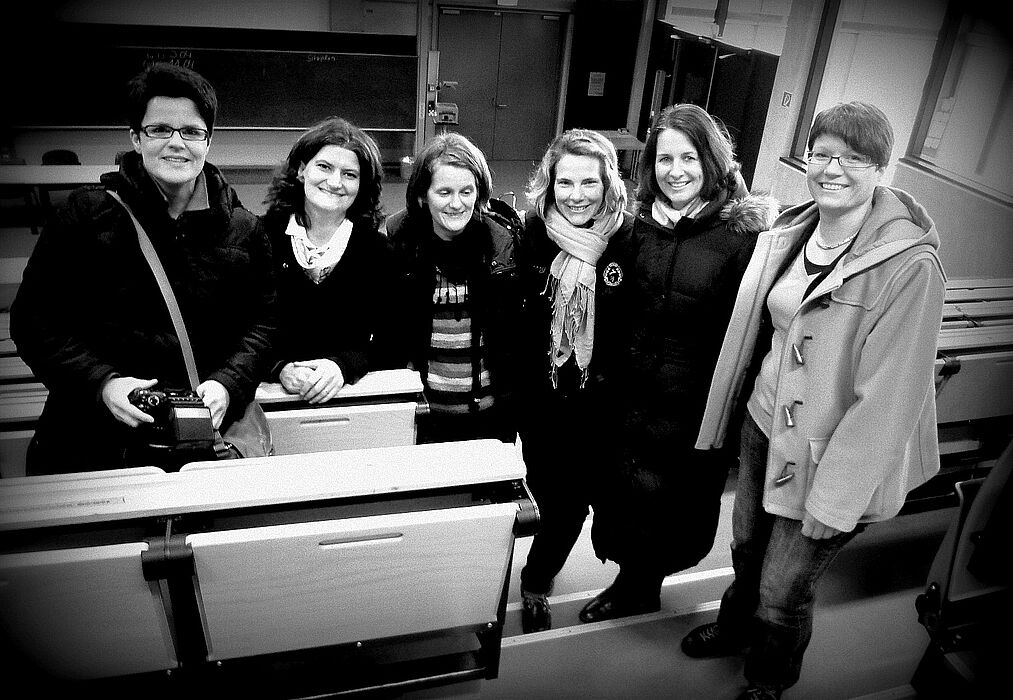 Foto (Universität Paderborn, Christoph Schön): Ehemalige Studentinnen stifteten einen „Leerstuhl“ für den Hörsaal G.