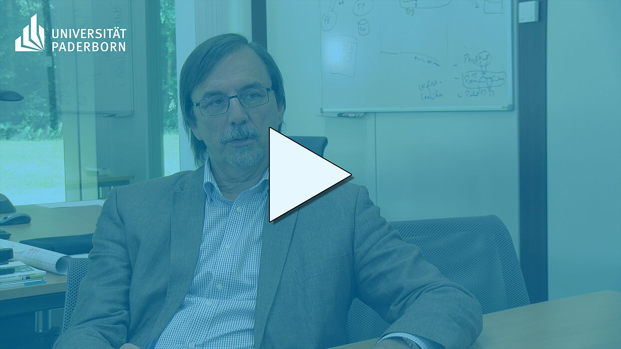 Im Interview erklärt Prof. Dr. Gregor Engels, wie die Arbeitswelt der Zukunft aussehen kann. (YouTube-Video) Link: https://youtu.be/gZE0LSCh7IM. 