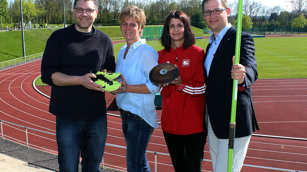 Foto (Universität Paderborn, Heiko Appelbaum): Bereiten gemeinsam die Meisterschaften vor (v. l.): Uli Kussin, Sabine Hecker (FLVW-Landes-Kampfrichterwartin), Claudia Reichold aus dem LC-Vorstand und Ralf Pahlsmeier (Geschäftsführer Ahorn-Sportpark).