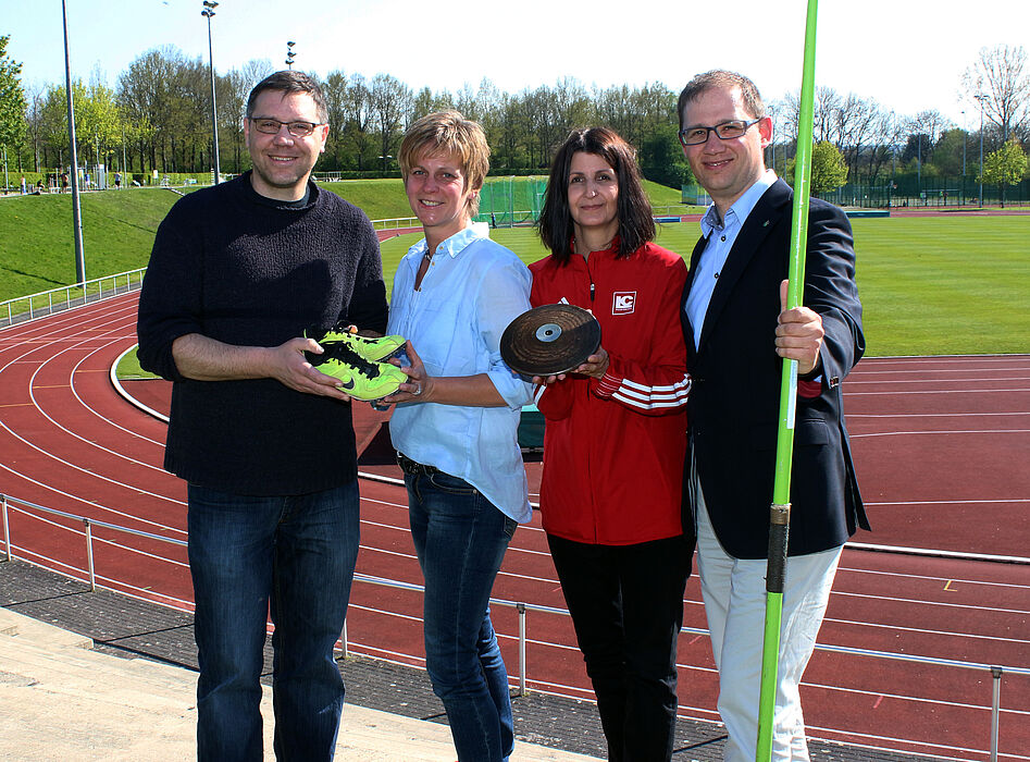 Foto (Universität Paderborn, Heiko Appelbaum): Bereiten gemeinsam die Meisterschaften vor (v. l.): Uli Kussin, Sabine Hecker (FLVW-Landes-Kampfrichterwartin), Claudia Reichold aus dem LC-Vorstand und Ralf Pahlsmeier (Geschäftsführer Ahorn-Sportpark).
