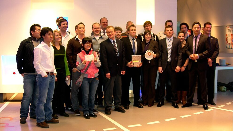 Foto (Universität Paderborn, C.I.K.): Im Team zum gemeinsamen Erfolg – die Teilnehmerinnen und Teilnehmer des Zumtobel-Projektseminars freuen sich über insgesamt 3.000 Euro Preisgeld.
