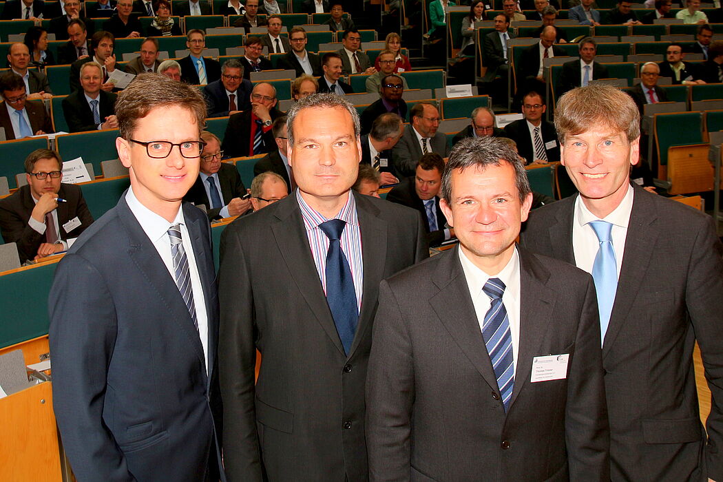 Foto (Universität Paderborn, Patrick Kleibold): An der Eröffnung des Instituts für Leichtbau mit Hybridsystemen (ILH) der Universität Paderborn nahmen teil: Dr. Carsten Linnemann (Mitglied des Bundestages), Dr. Walther Pelzer, (Gruppenleiter Ressource