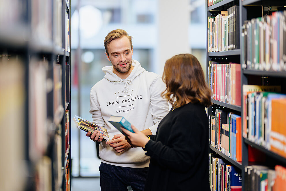 Studierende in der Bibliothek der Universität Paderborn