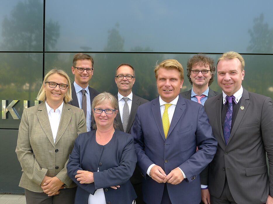 Foto (Universität Paderborn, Tibor Werner Szolnoki): Anne Catrin Schürer, Dr. Carsten Linnemann, Simone Probst, Günter Korder, Thomas Bareiß, Prof. Dr. Rüdiger Kabst und Ulrich Lange (v. li.)