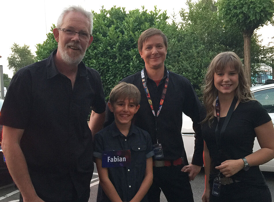 Foto (Andrea Kautny): (v. l.) Ralf Winterberg, Dr. Marc Sacher und Louisa Kleine-Tebbe von der Event-Physik mit dem „Physiklehrer“ Fabian Kautny.