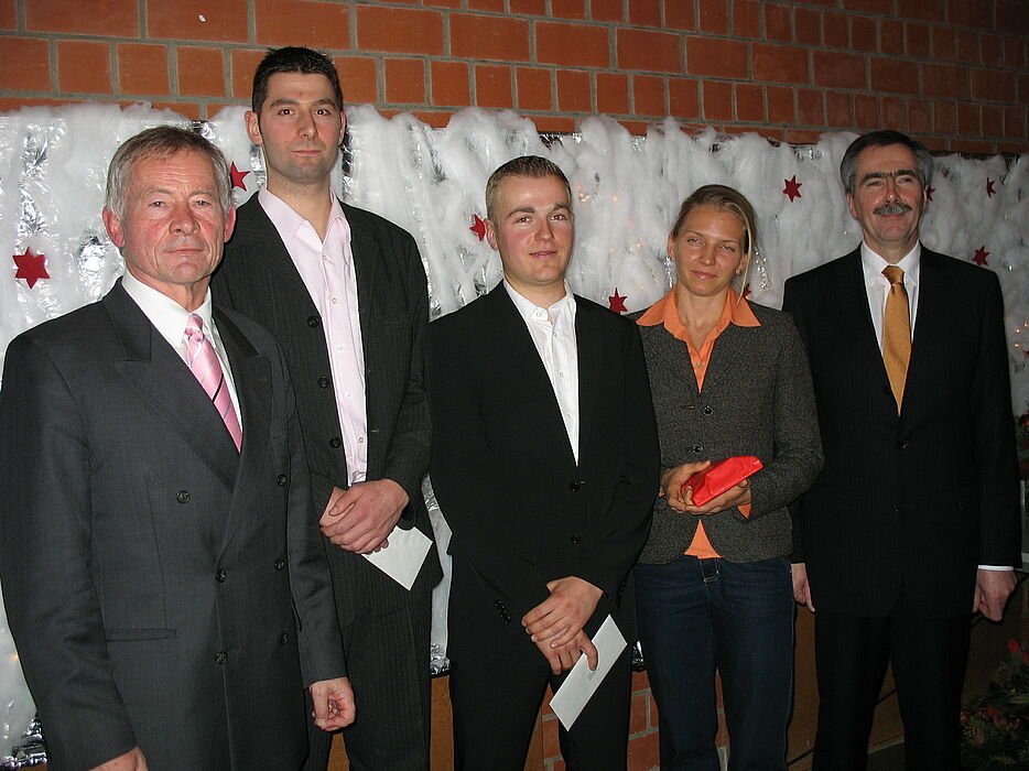 Foto: Prof. Dr. Wolf-Dietrich Brettschneider vom Department Sport & Gesundheit der Fakultät für Naturwissenschaften (li) ehrte zusammen mit Hans Laven, Vorstandsvorsitzender der Sparkasse Paderborn (re.), eine Hochleistungssportlerinnen und zwei Hochlei