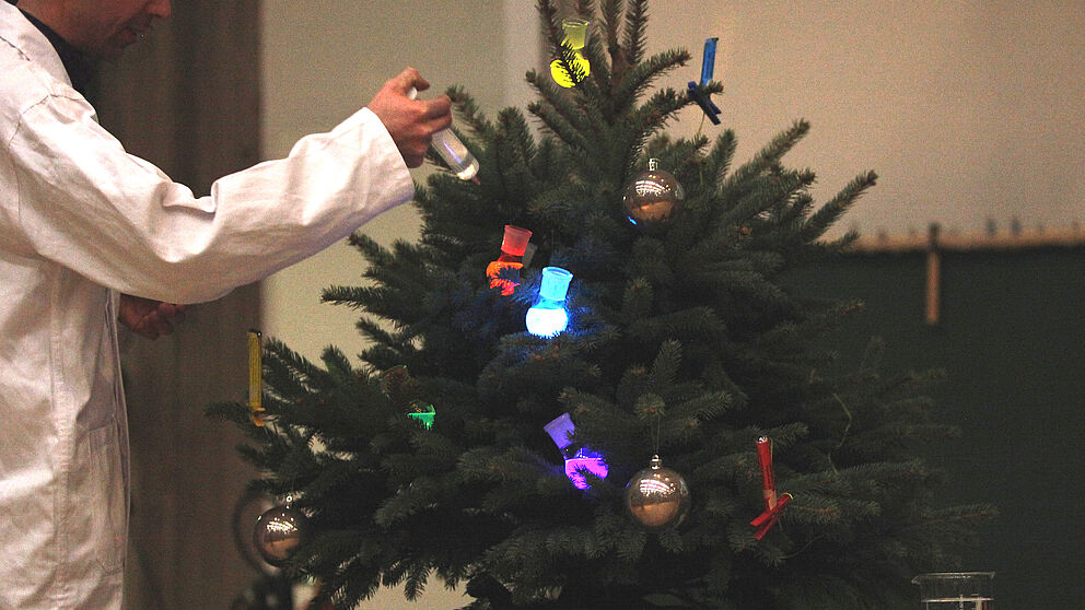 Foto (Universität Paderborn, Adelheid Rutenburges): Dr. Andreas Hoischen bei der Arbeit: „Ganz ohne Chemie leuchtet auch nicht der Weihnachtsbaum.“