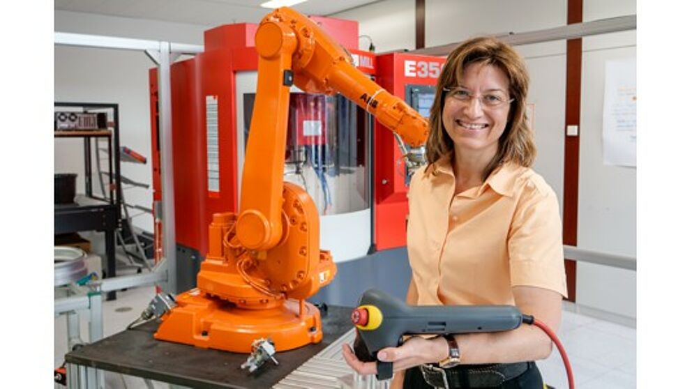 Foto (Universität Paderborn, Johannes Pauly): Prof. Dr.- Ing. Iris Gräßler im „Smart Automation Laboratory“ der Universität Paderborn.