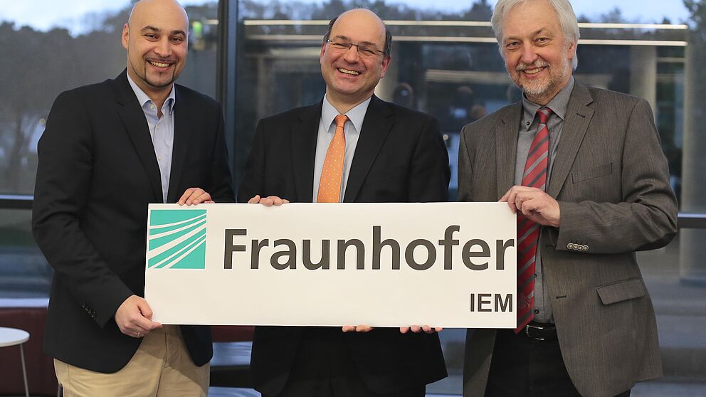Foto (Fraunhofer IEM): Die Arbeit der letzten fünf Jahre hat sich gelohnt: Dr. Roman Dumitrescu,  Prof. Dr. Ansgar Trächtler und Prof. Dr. Wilhelm Schäfer (Präsident Universität Paderborn) freuen sich über die Eigenständigkeit des Fraunhofer IEM zu