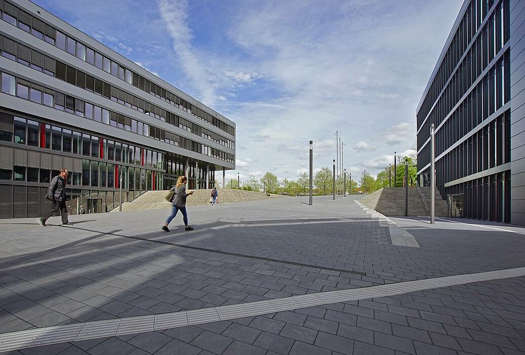 Foto (Espendiller+Gnegel): Gebäude Q (links) und I (rechts)