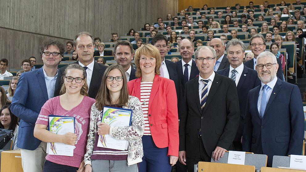 Foto (Universität Paderborn, Florian Krause): Sponsoren und Ehrengäste mit Schülern aus dem Kreis Paderborn