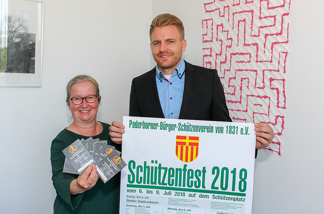 Foto (Universität Paderborn, Johannes Pauly): Wollen für eine Paderborner Tradition begeistern: Simone Probst und Frederik Driller.