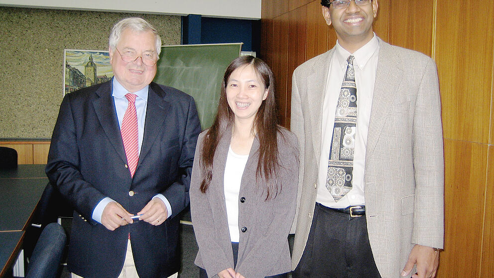 Foto (KTP): Prof. Dr. Potente, Leiter des Instituts für Kunststofftechnik, Dr. Bin Lin und Prof. Dr. Sundararaj (v. l.).