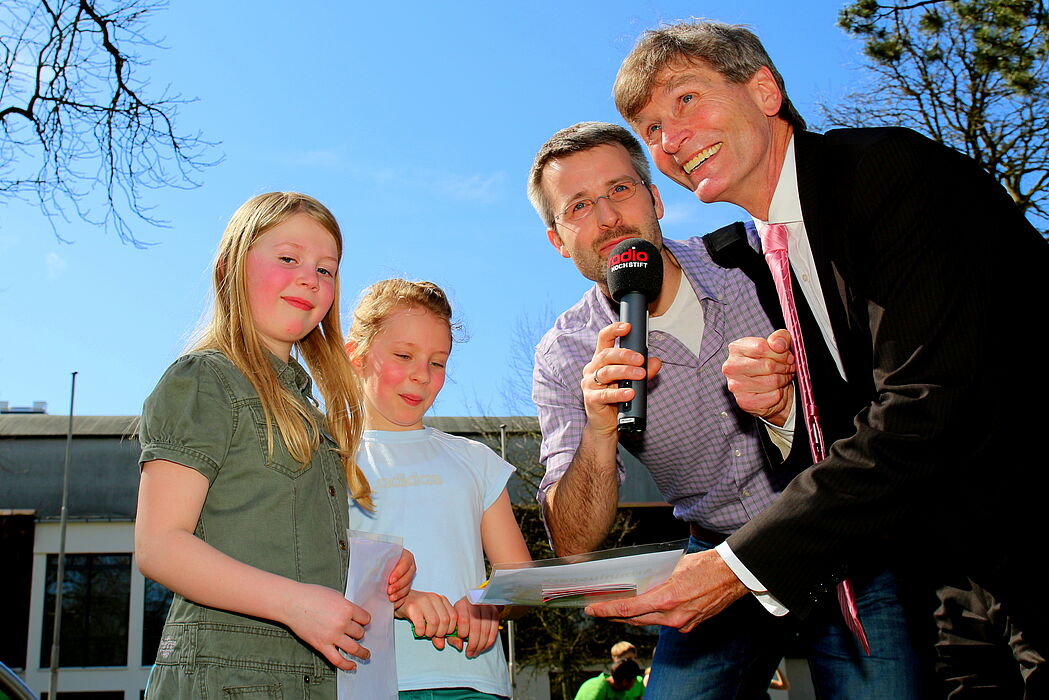 Foto (Universität Paderborn, Patrick Kleibold): Prof. Dr. Nikolaus Risch (v. r.), Daniel Saage und zwei Schülerinnen der Klasse 4b der Concordiaschule Bad Lippspringe erleben eine spannende Stadtrallye quer durch Bad Lippspringe.