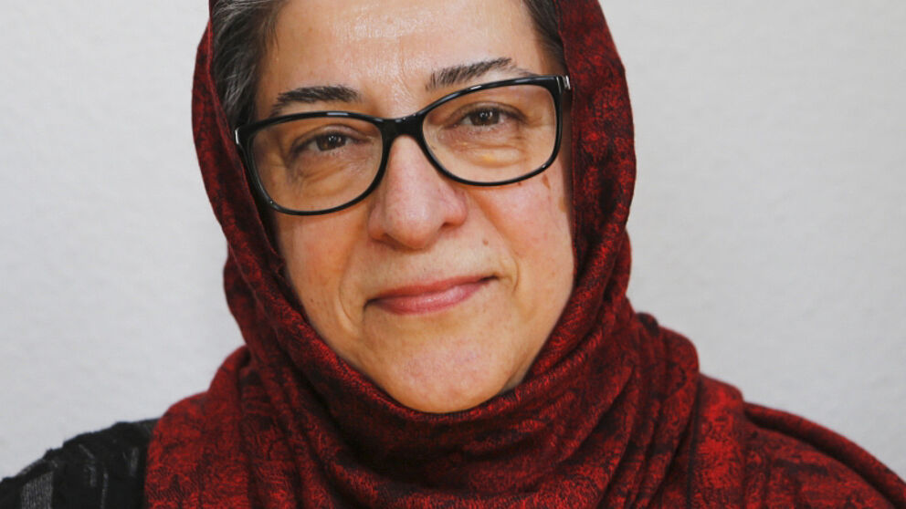 Foto (Universität Paderborn): Hamideh Mohagheghi ist seit dem 4. Oktober Trägerin des Verdienstkreuzes am Bande.