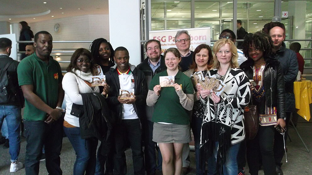 Foto (ESG): Mit internationalen Studierenden sind zu sehen Pfarrer Markus Hentschel (Vakanzvertretung, letzte Reihe 3. v. r.), Makela Dimbissi (Gemeindeassistent, 1. v. .l.), Angelique Smorra (Gemeindeassistentin, 4. v. r), Alexandra Schmidt und Natali Er