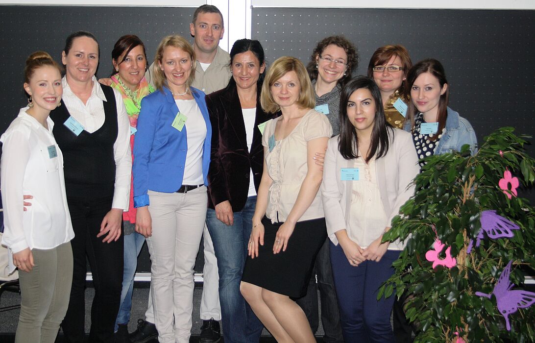 Foto: Mitglieder des Netzwerks "Leben ist Vielfalt" gemeinsam mit der Autorin und Lehrerin Betül Durmaz (6. von links)