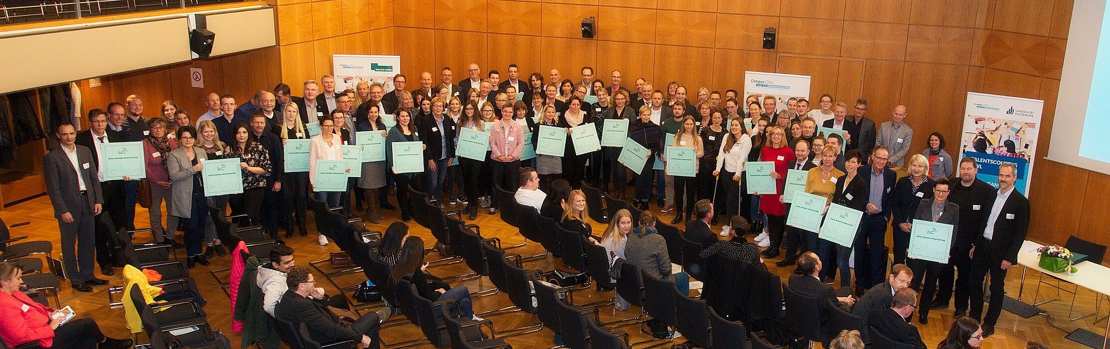 Foto (Arthur Isaak, Copyright: Hochschule OWL):  55 Kooperationsschulen beteiligen sich am Projekt Talentsouting OWL und wurden dafür mit der Plakette „Schule im NRW-Talentscouting“ ausgezeichnet.