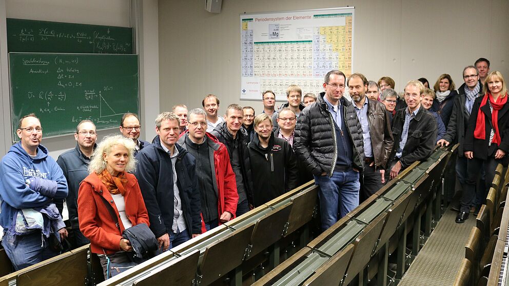 Foto (Universität Paderborn, Alexandra Dickhoff): Erinnerungen an den Hörsaal A4: 1993 haben die Ehemaligen mit dem Chemie-Studium an der damaligen Universität-Gesamthochschule begonnen. Letztes Wochenende haben sie sich zum Silbernen Jubiläum an der Pader wiedergetroffen.