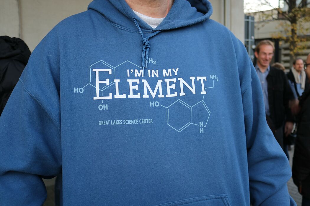 Foto (Universität Paderborn, Alexandra Dickhoff): „I am in my Element“ – Schönes Statement-Shirt eines Chemie-Alumnus. 