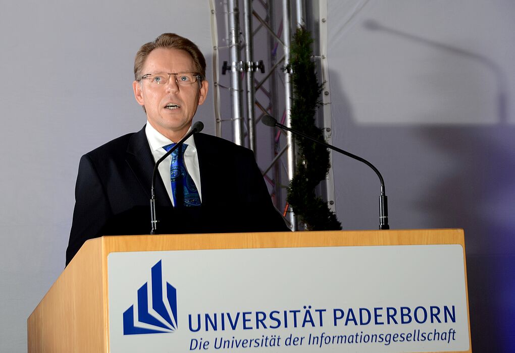 Foto (Universität Paderborn): Haniel-Vorstandsvorsitzender Stephan Gemkow hielt den traditionellen „Alumnus-Festvortrag“ am Tag der Wirtschaftswissenschaften 2012.