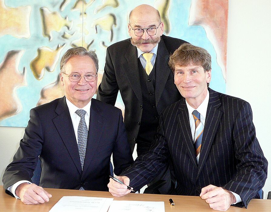 Foto (Martin Decking): Bei der Vertragsunterzeichnung (v. l.): Ortwin Goldbeck, Jürgen Plato und Prof. Dr. Nikolaus Risch.